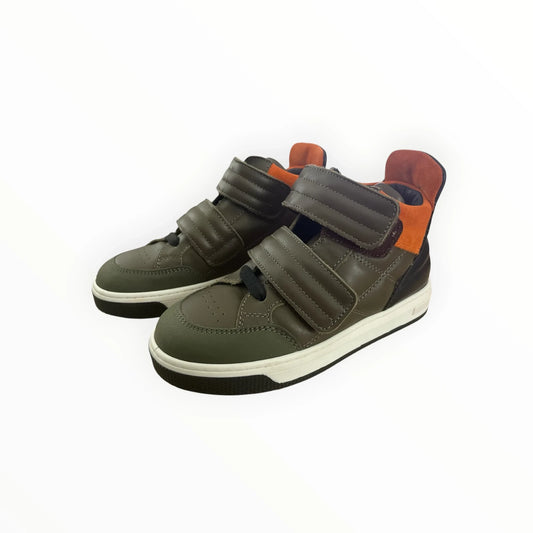 Pierrot Outlet kindersneakers in olijfgroen met zwarte en oranje accenten, voorzien van dubbele klittenbandsluiting.