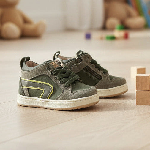 Pierrot Outlet olijfgroene kindersneakers van suède met neon-gele accenten en ritssluiting, gedragen door een kind.