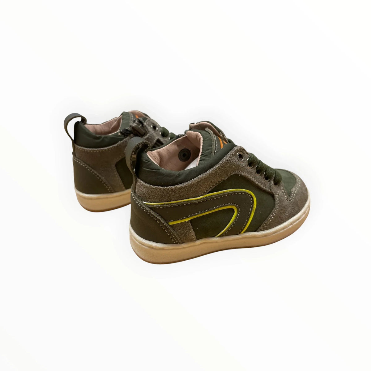 Pierrot Outlet olijfgroene kindersneakers van suède en textiel met neon-gele accenten en een stevige zool.