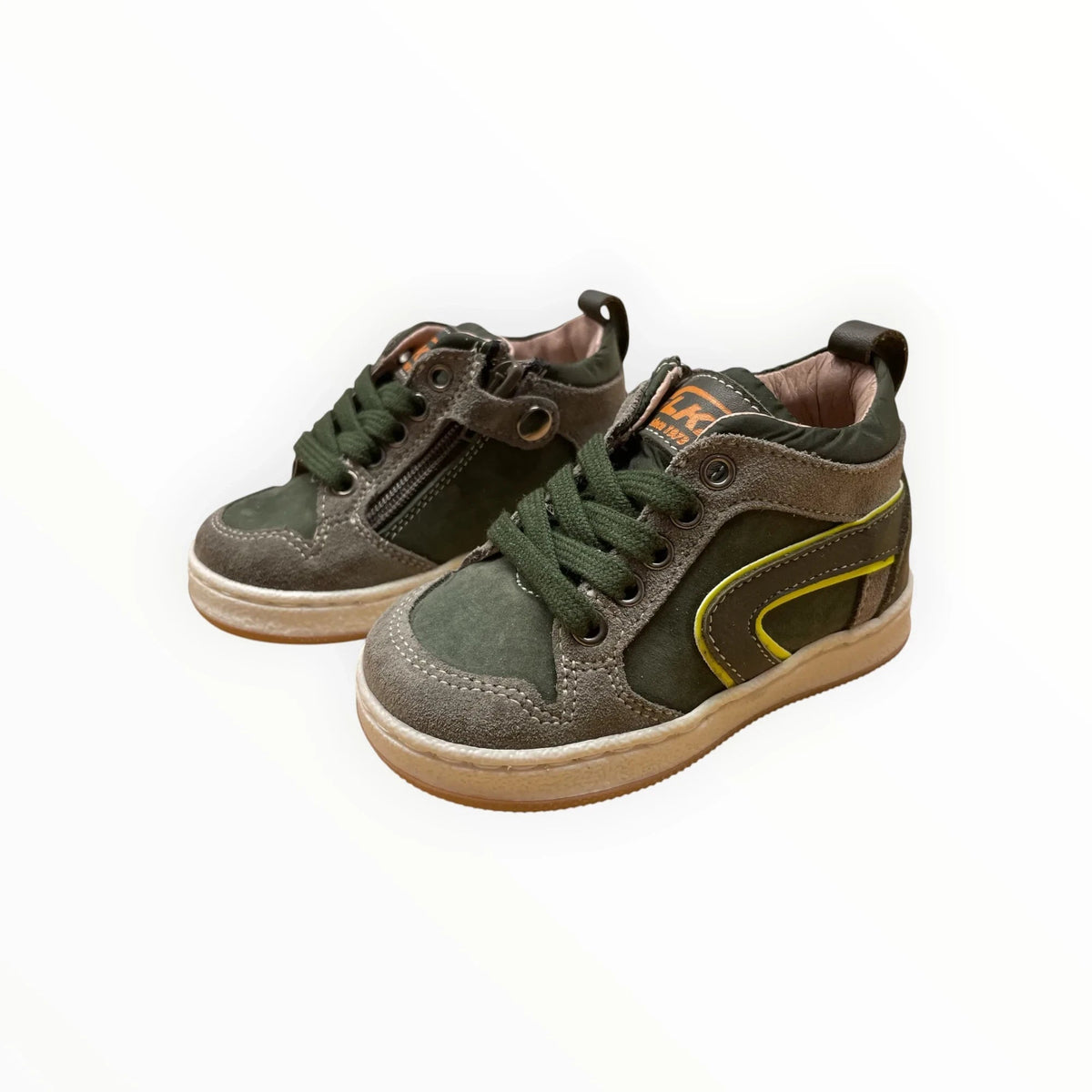 Pierrot Outlet olijfgroene kindersneakers van suède en textiel met neon-gele accenten, veters en ritssluiting.