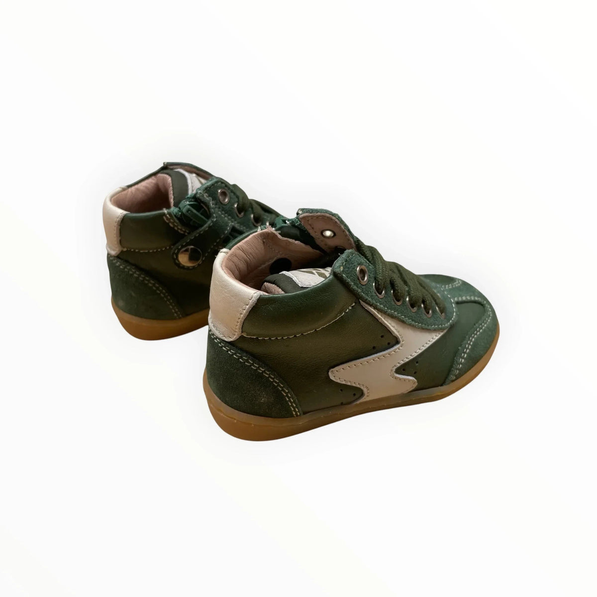 Pierrot Outlet olijfgroene leren kindersneakers met veters, rits en lichtgekleurd ster-detail op een rubberen zool.