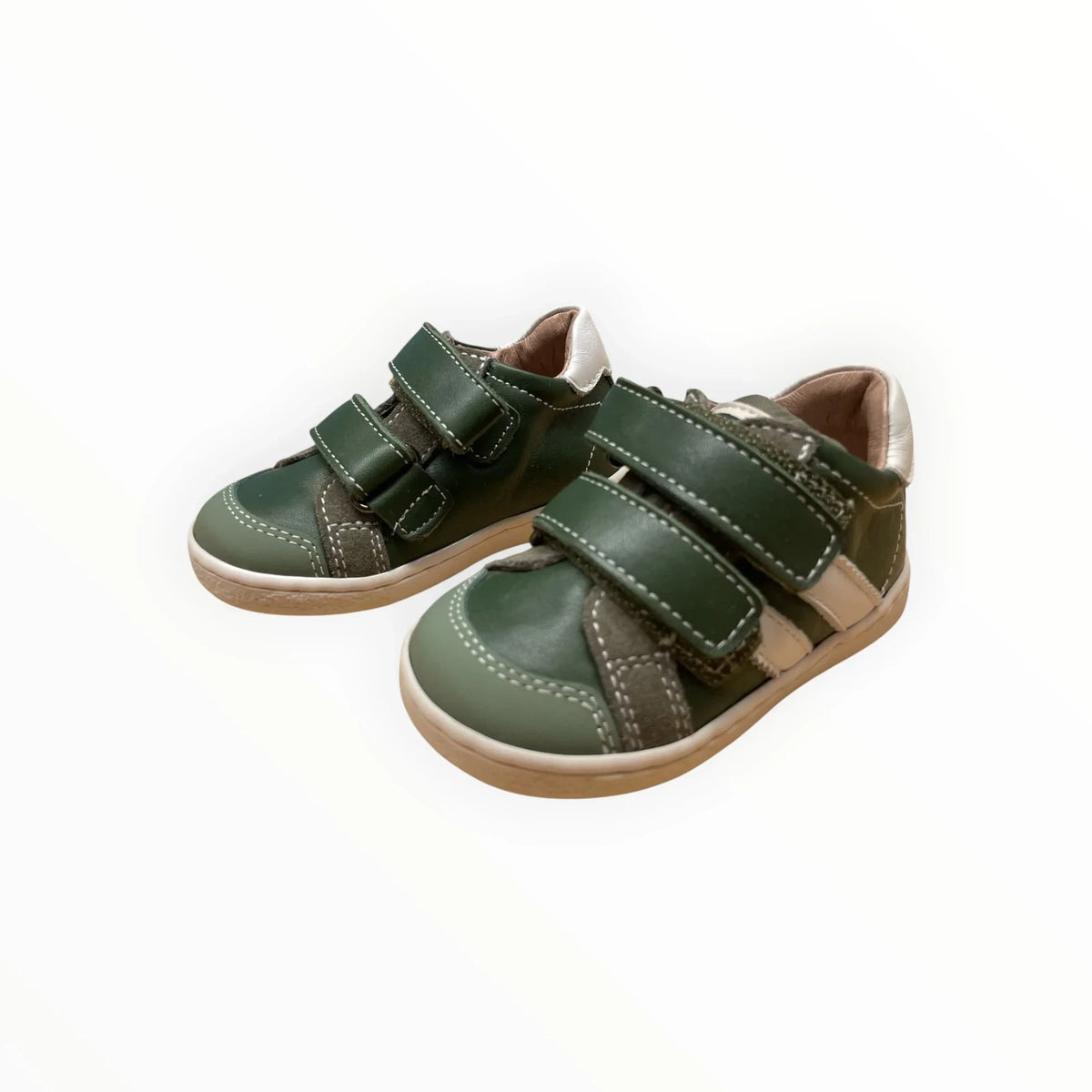 Pierrot Outlet olijfgroene leren kindersneakers met klittenbandsluiting en witte accenten voor dagelijks comfort.