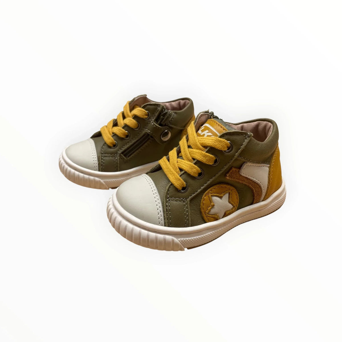 Pierrot Outlet kindersneakers in olijfgroen en okergeel met sterapplicatie, witte neus en handige ritssluiting.