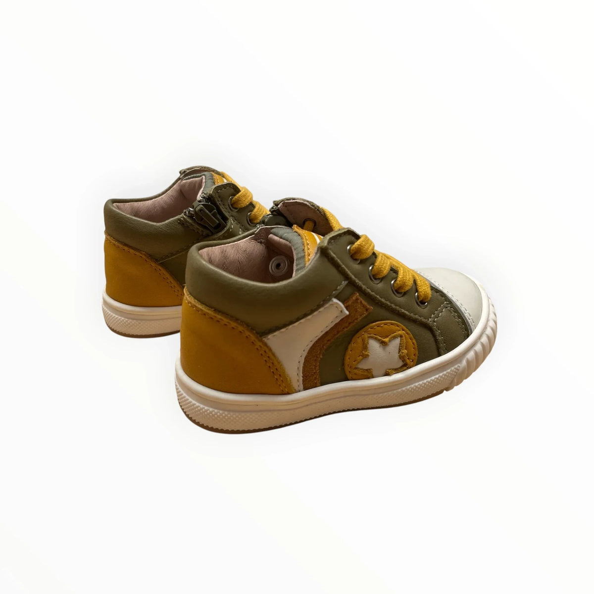 Pierrot Outlet kindersneakers in olijfgroen en okergeel met sterapplicatie, veters en handige ritssluiting.