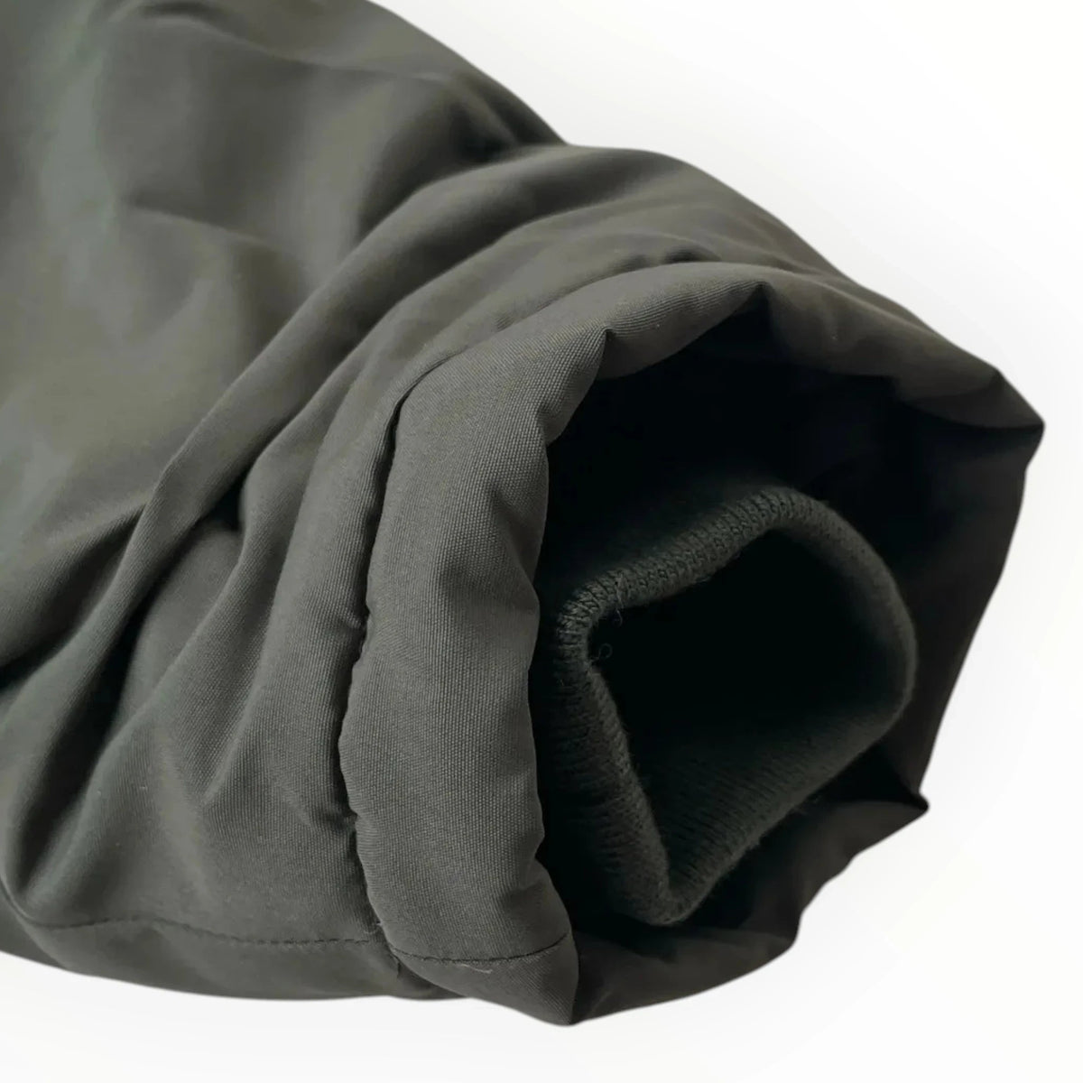 Pierrot Outlet olijfgroene winterjas mouw met elastische boord voor extra warmte en bescherming tegen de kou