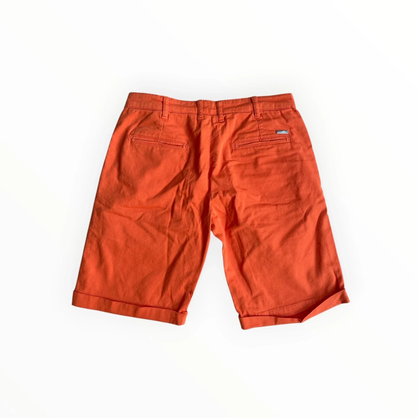 Oranje katoenen chino shorts van Pierrot Outlet met opgerolde pijpen en paspelzakken aan de achterzijde.