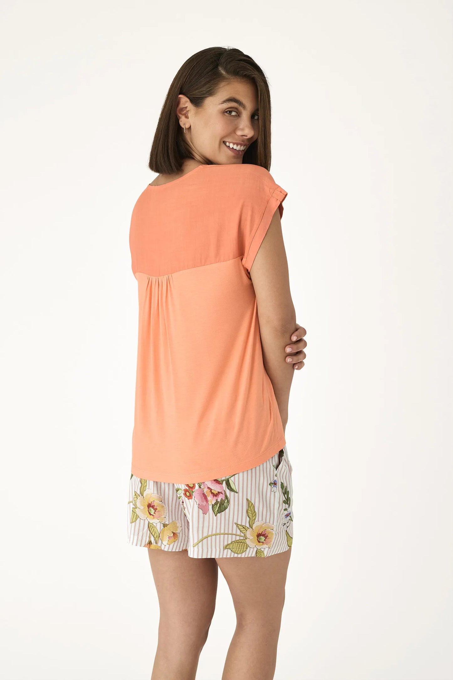 Pierrot Outlet oranje dames T-shirt met V-hals en korte mouwen, gemaakt van zachte stof.