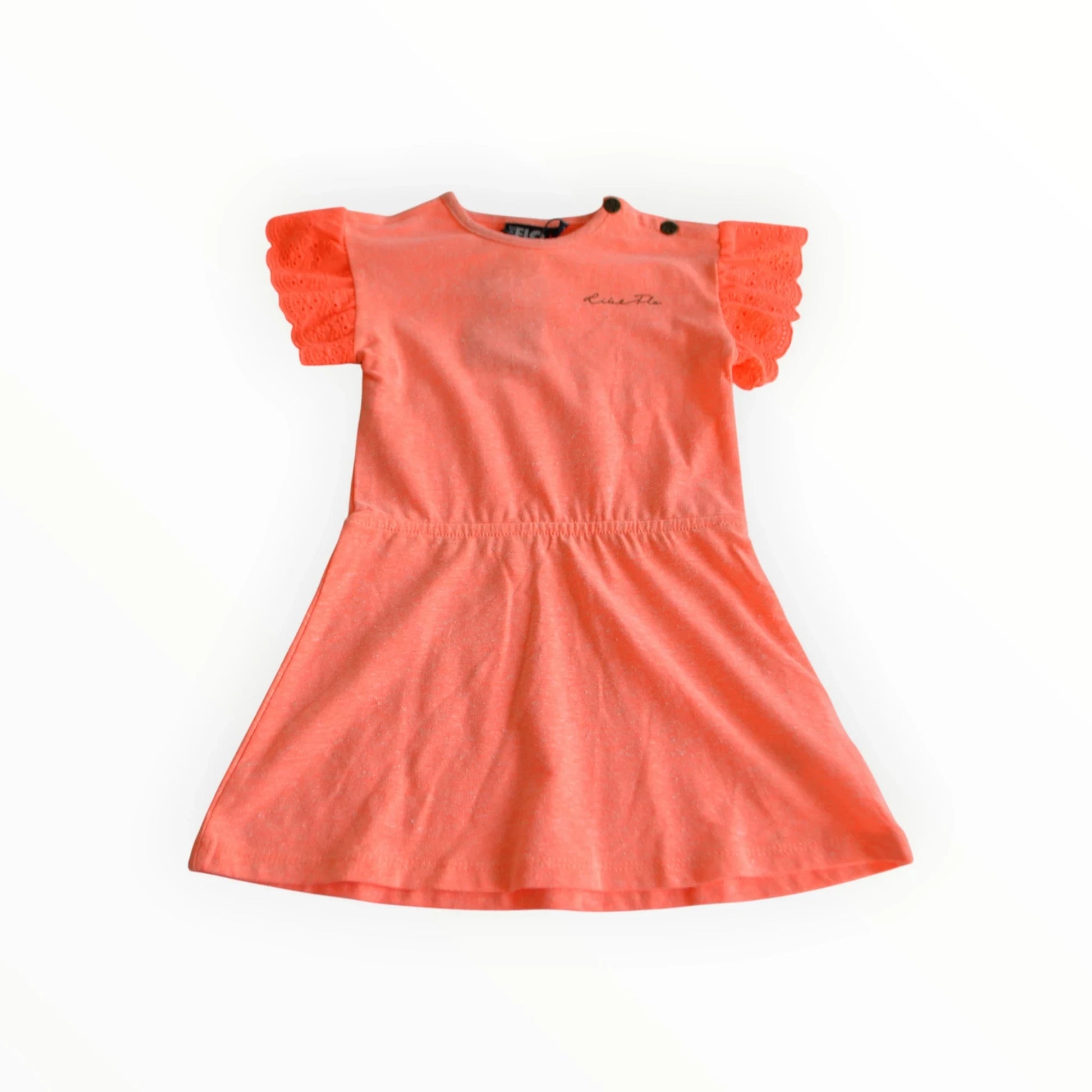 Pierrot Outlet oranje zomerjurk met korte pofmouwtjes en broderie anglaise detail, elastische taille en tekstprint.