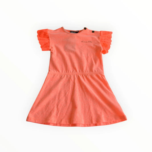 Pierrot Outlet oranje zomerjurk met korte pofmouwtjes en broderie anglaise detail, elastische taille en tekstprint.