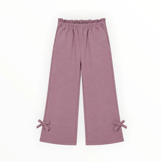 Pierrot Outlet oudroze kinderbroek met wijde pijpen, elastische tailleband met ruches en strikjes onderaan