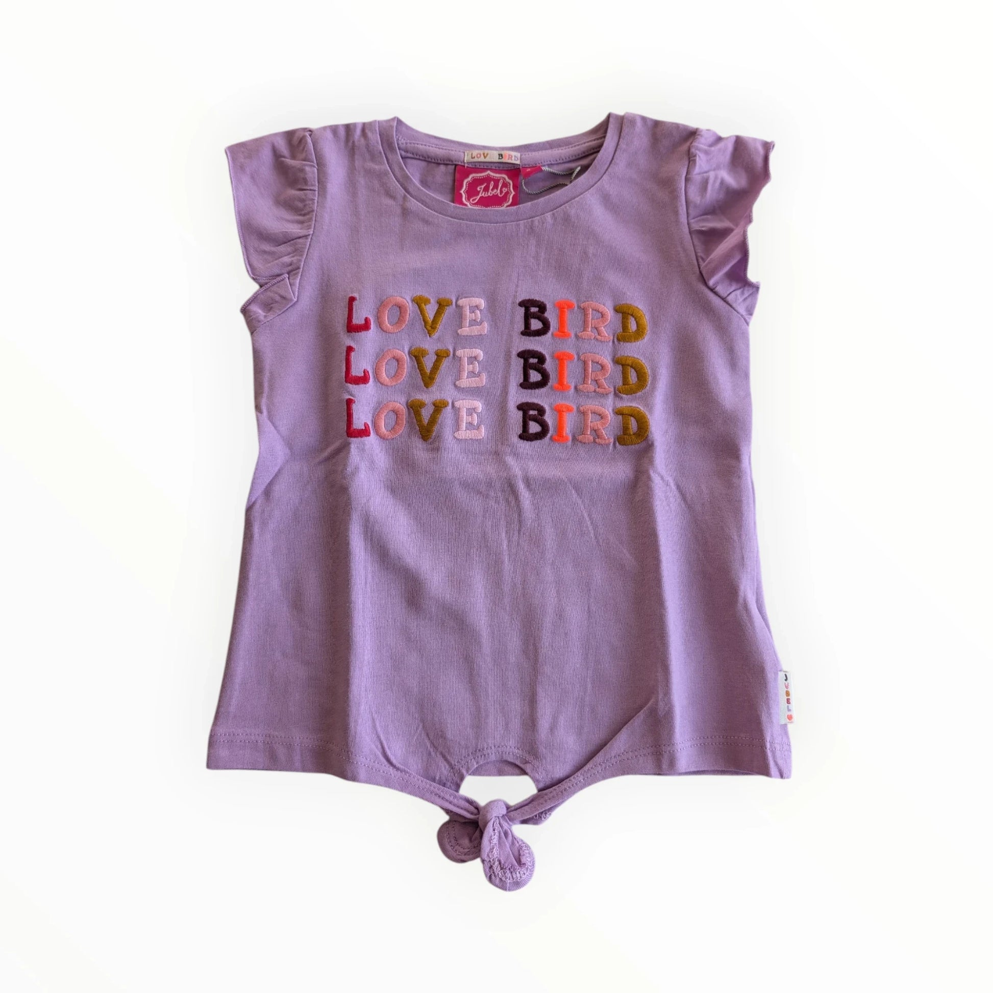 Pierrot Outlet paars T-shirt met korte pofmouwtjes en strik, met geborduurde tekst 'LOVE BIRD'.