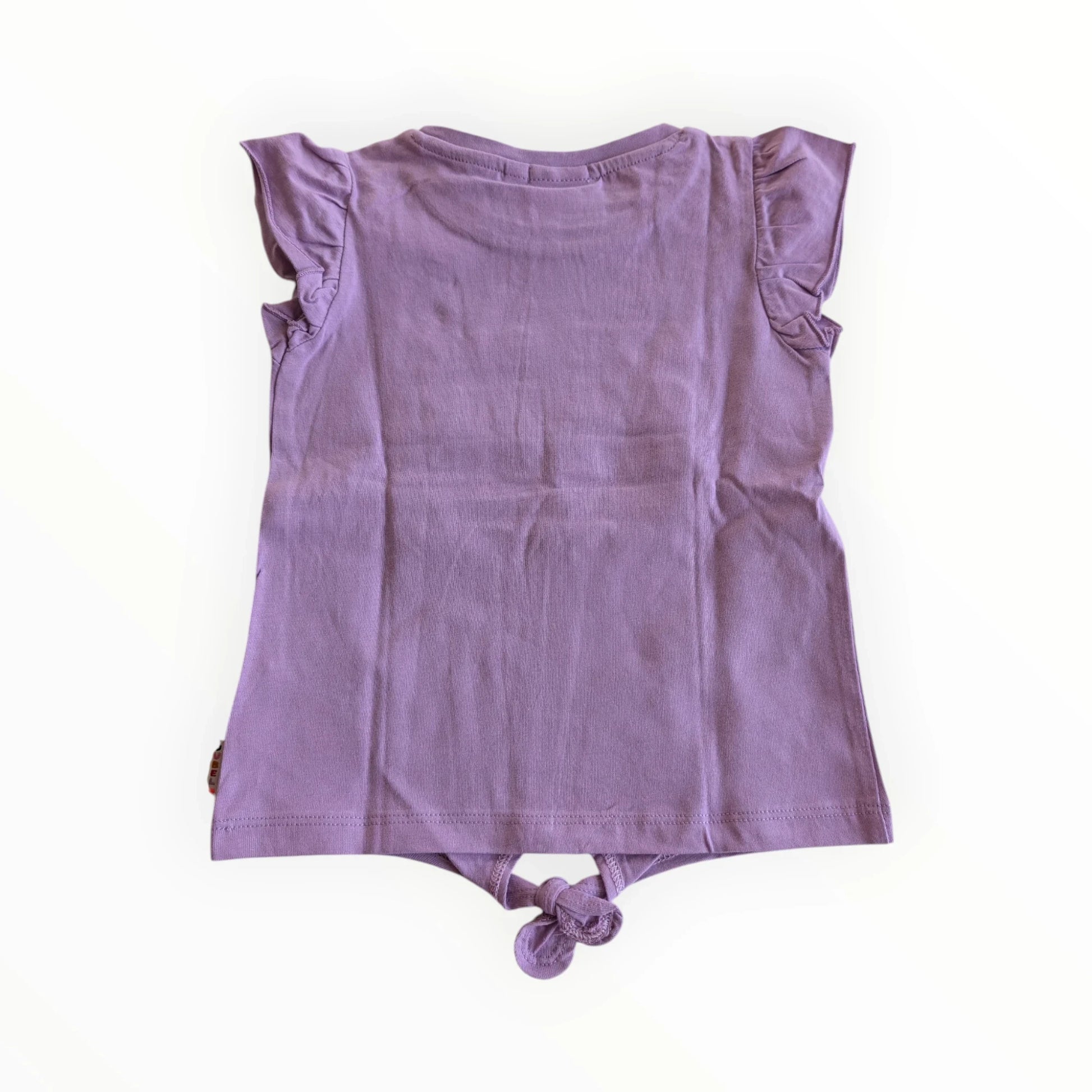 Pierrot Outlet paars T-shirt met korte pofmouwtjes en strik aan de onderkant. Geborduurd 'LOVE BIRD' op de voorkant.