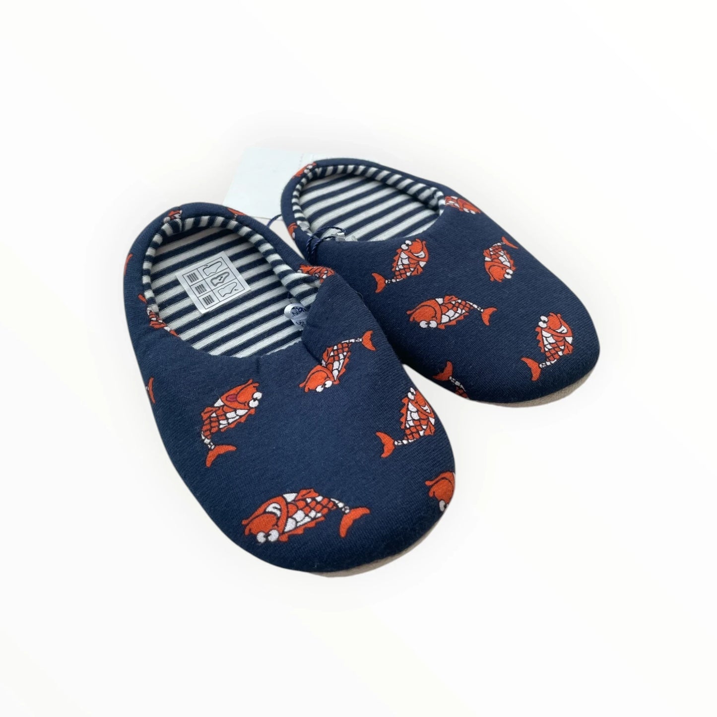 Pierrot Outlet dames pantoffels met visprint, donkerblauw met oranje vissen en gestreepte voering.