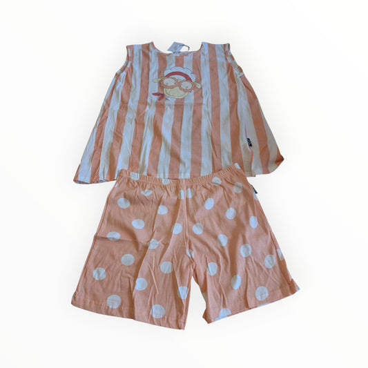 Pierrot Outlet pyjamaset met perzikkleurig gestreept mouwloos shirt met print en short met stippenpatroon.