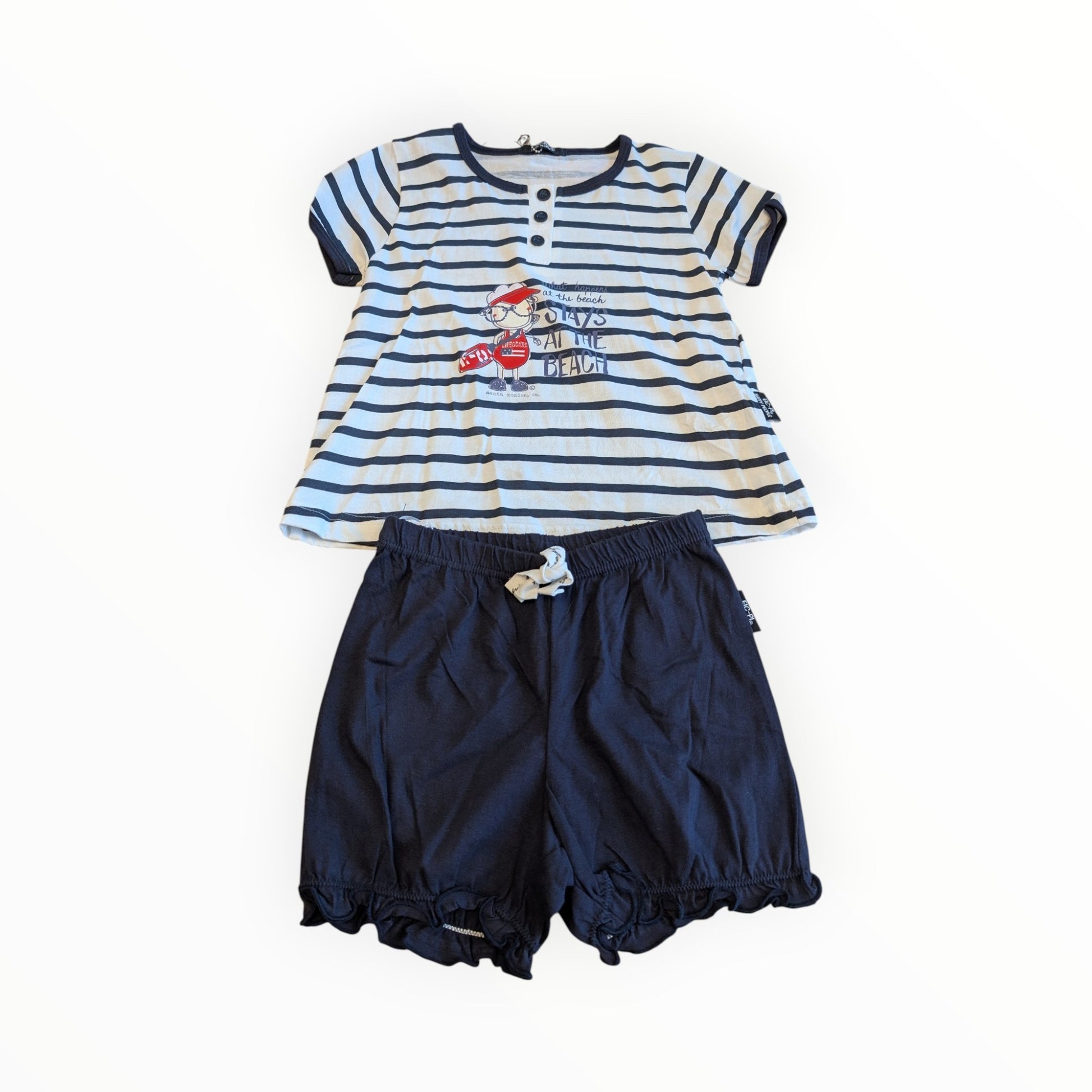 Pierrot Outlet peuter set: gestreept T-shirt met print en navyblauwe short met ruches en trekkoord. Zomerse outfit.