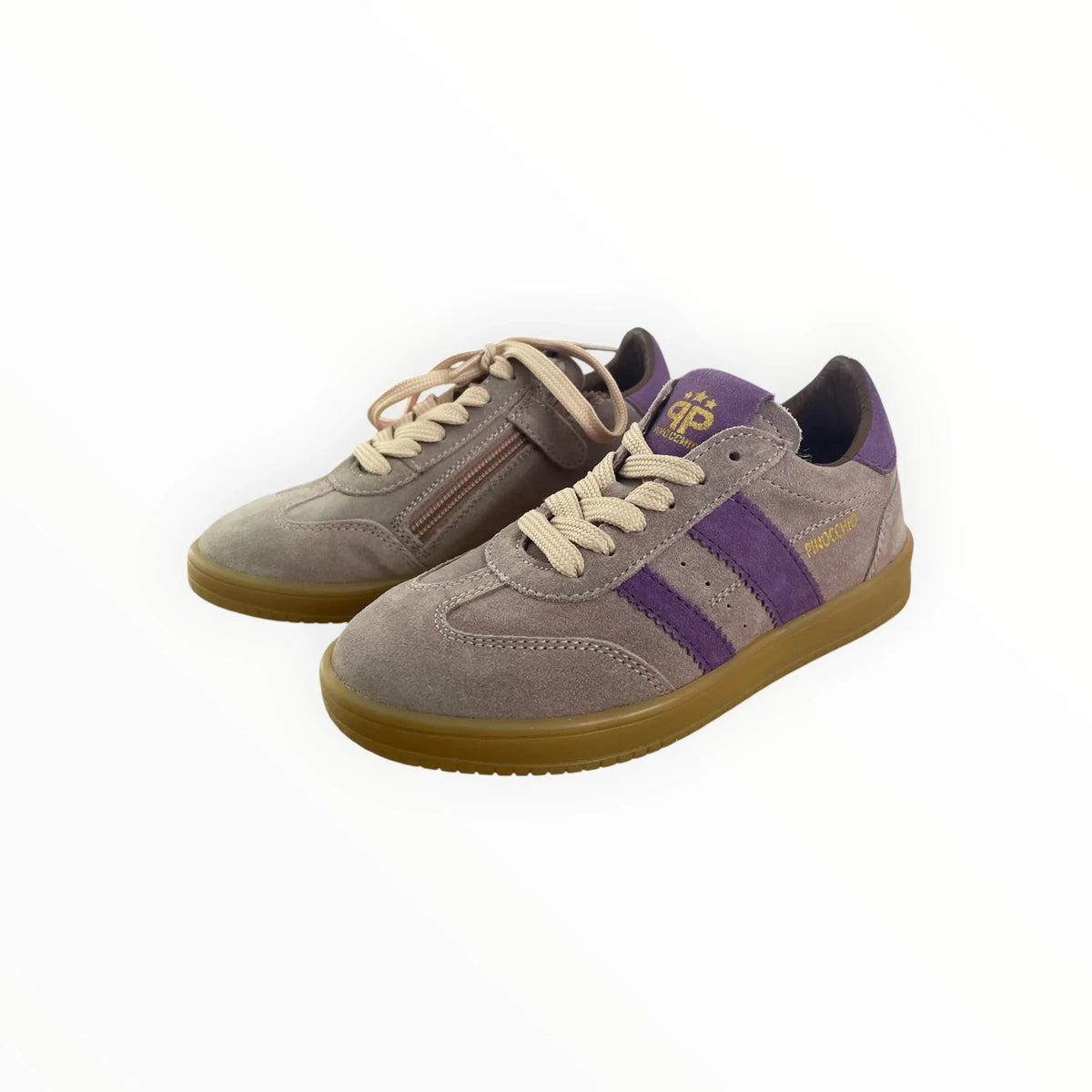 Pierrot Outlet Pinocchio kindersneakers van grijs suède met paarse accenten, veters, rits en bruine rubberen zool.