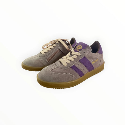 Pierrot Outlet Pinocchio kindersneakers van grijs suède met paarse accenten, veters, rits en bruine rubberen zool.