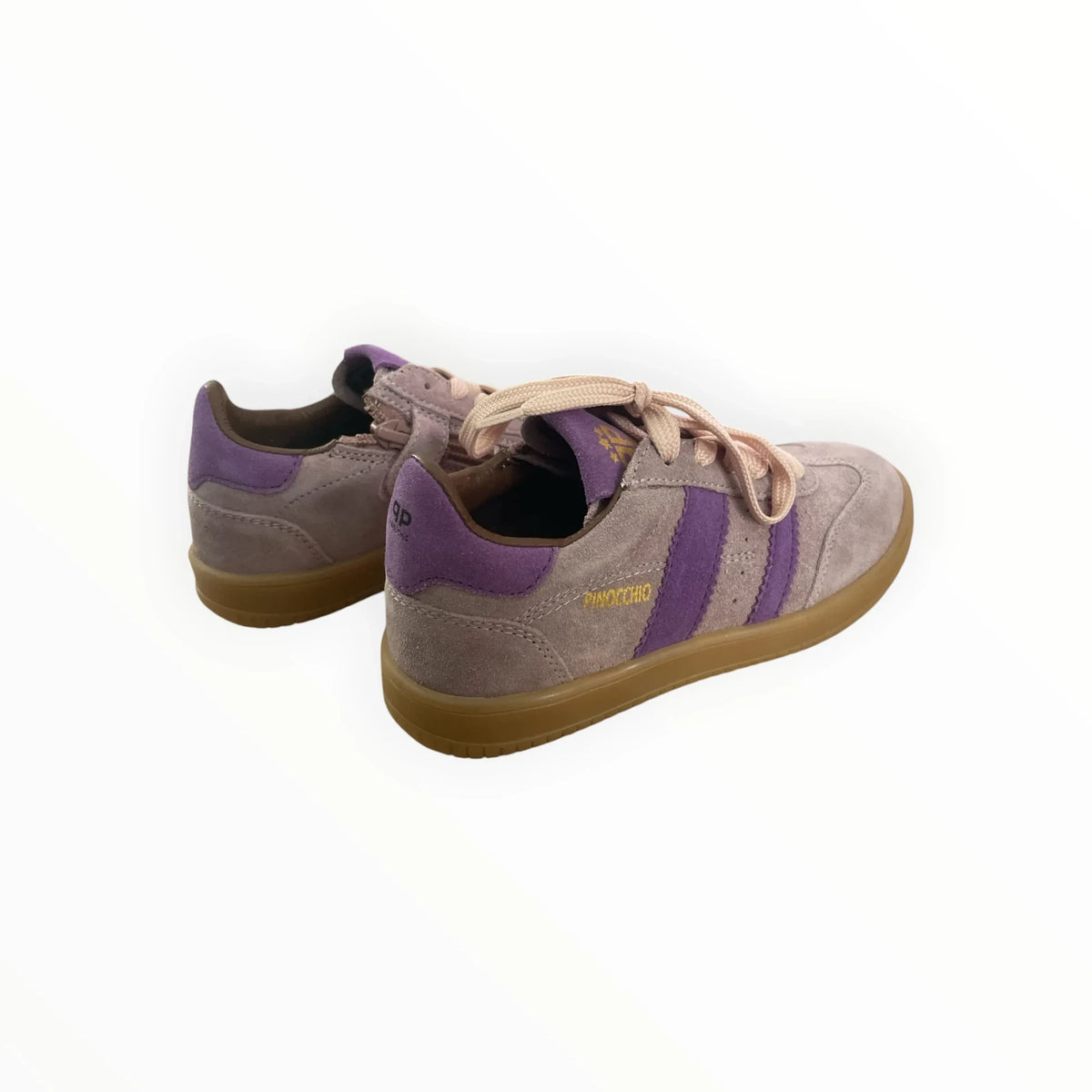 Pierrot Outlet Pinocchio kindersneakers van grijs suède met paarse accenten, veters en een bruine rubberen zool.