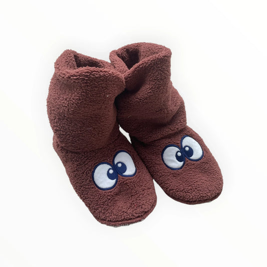 Pierrot Outlet bruine pluche pantoffels met grote cartoonogen en hoge schacht. Zacht en warm.
