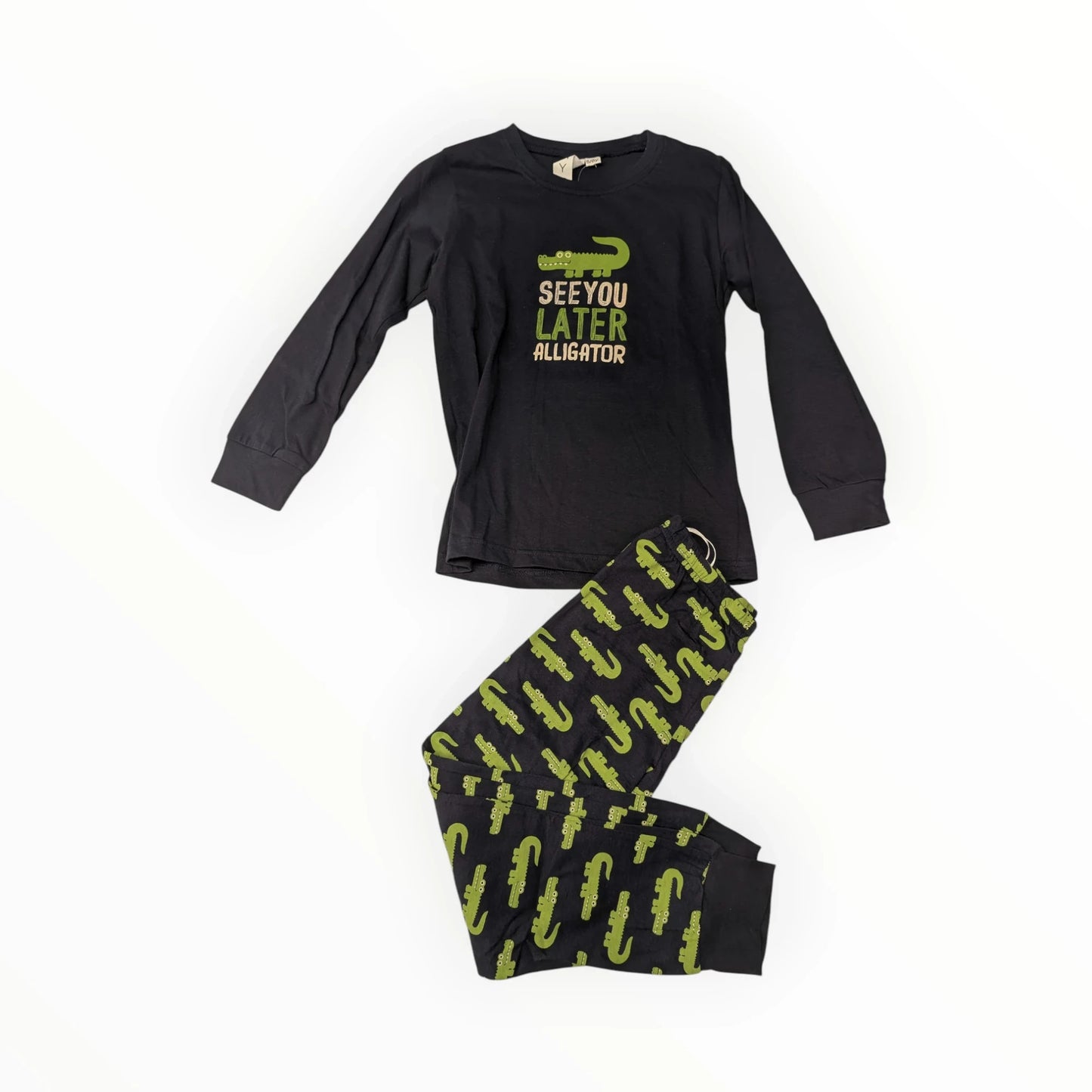 Pierrot Outlet zwarte pyjamaset met lange mouwen en all-over alligatorprint. T-shirt met 'See You Later Alligator' tekst.