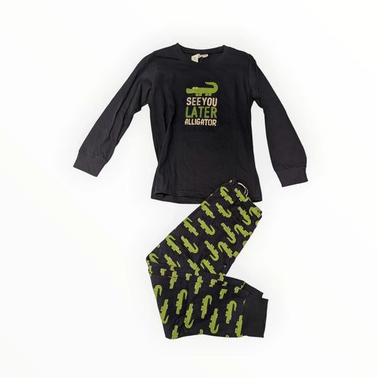 Pierrot Outlet zwarte pyjamaset met lange mouwen en all-over alligatorprint. T-shirt met 'See You Later Alligator' tekst.