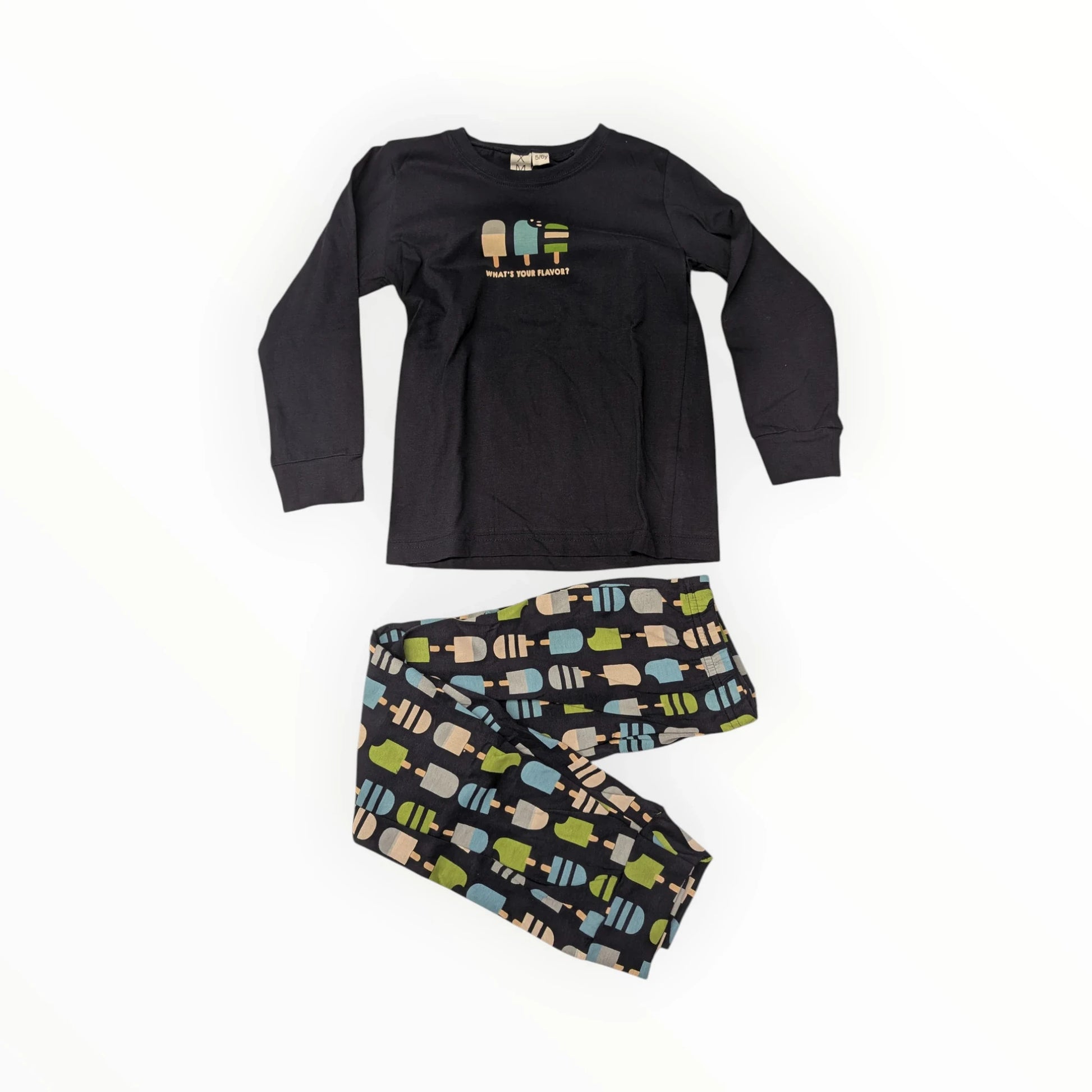 Pierrot Outlet zwarte pyjamaset met lange mouwen en ijsjesprint. T-shirt met tekst 'WHAT'S YOUR FLAVOR?', broek met all-over ijsjesprint.