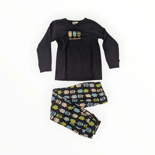 Pierrot Outlet zwarte pyjamaset met lange mouwen en ijsjesprint. T-shirt met tekst 'WHAT'S YOUR FLAVOR?', broek met all-over ijsjesprint.