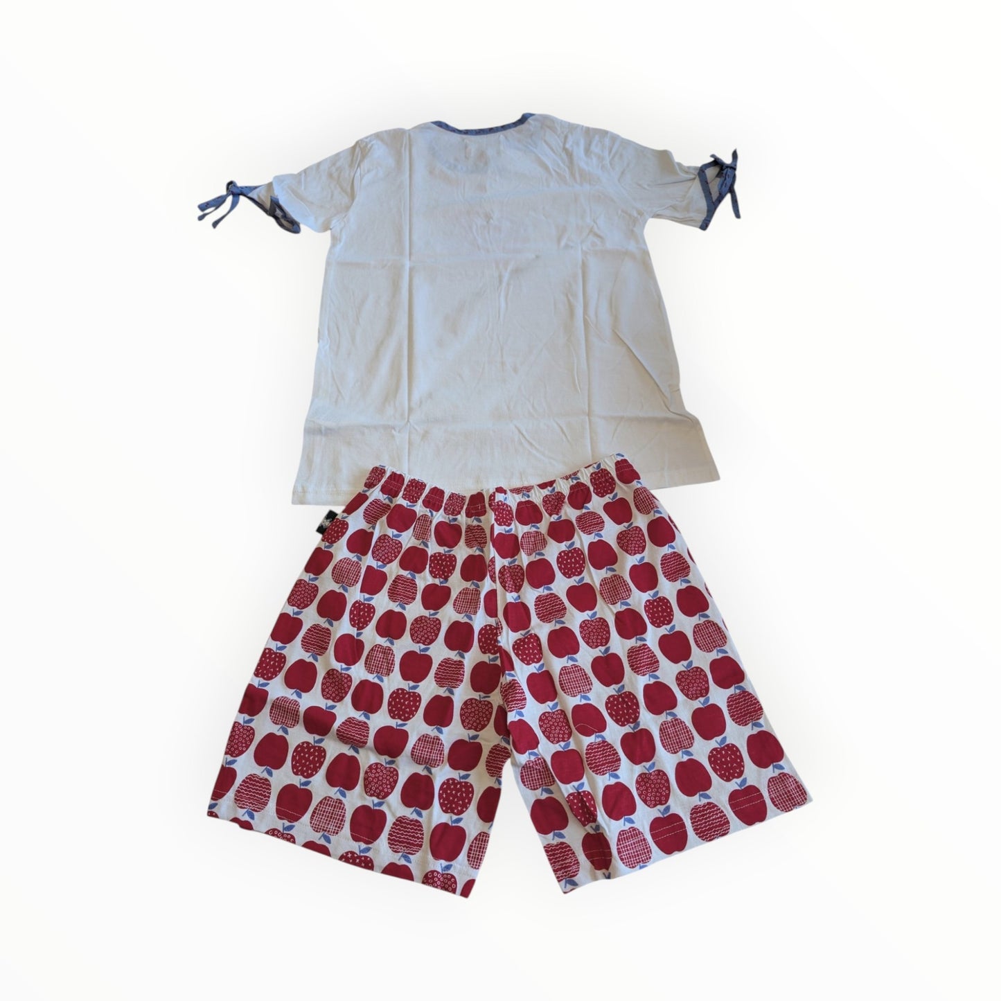 Pierrot Outlet pyjamaset met wit T-shirt met strikjes en short met rode appelprint voor dames