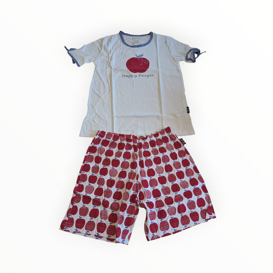 Pierrot Outlet pyjamaset met wit T-shirt met appelprint en short met rode appelpatronen en strikdetails bij de mouwen
