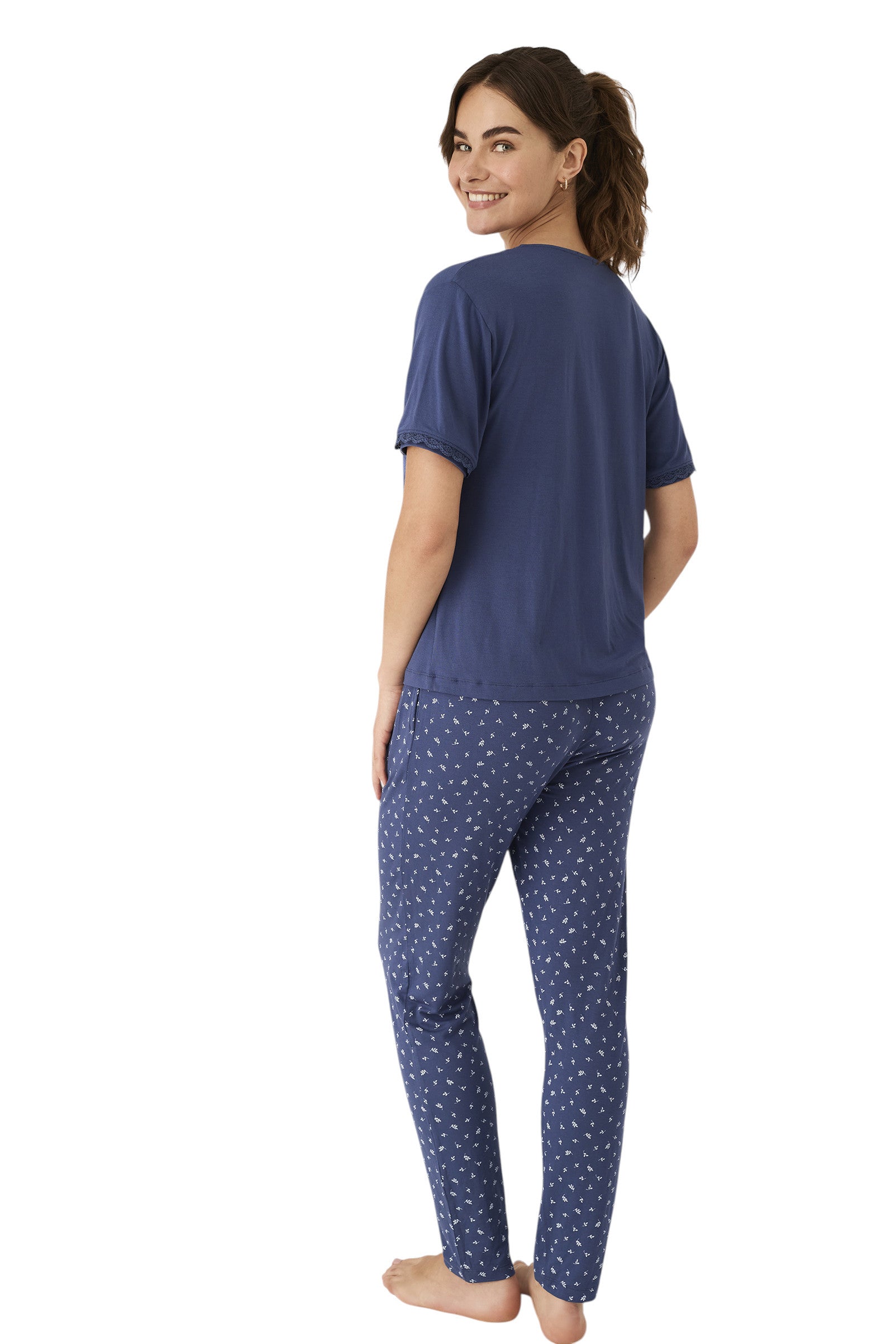 Pierrot Outlet dames pyjamaset met korte mouwen en lange broek, blauw met all-over print, katoenmix, V-hals en kanten details.