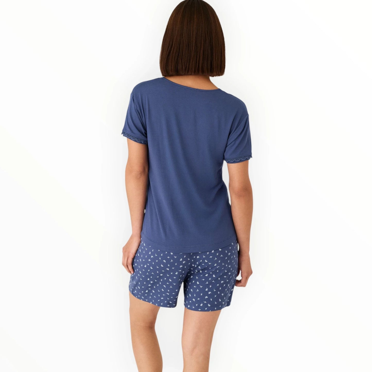 Pierrot Outlet dames pyjamaset met korte mouw en shorts, blauw met vogelprint en kanten details.