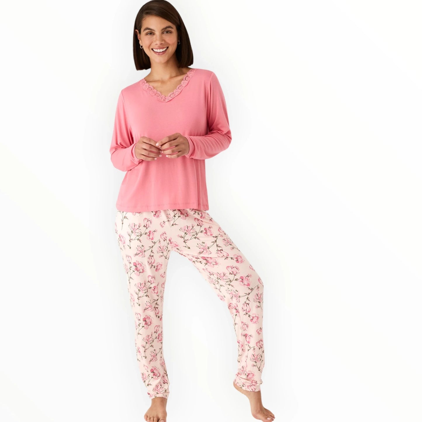 Pierrot Outlet dames pyjamaset met lange mouwen, roze top met V-hals en kanten details, en broek met bloemenprint.
