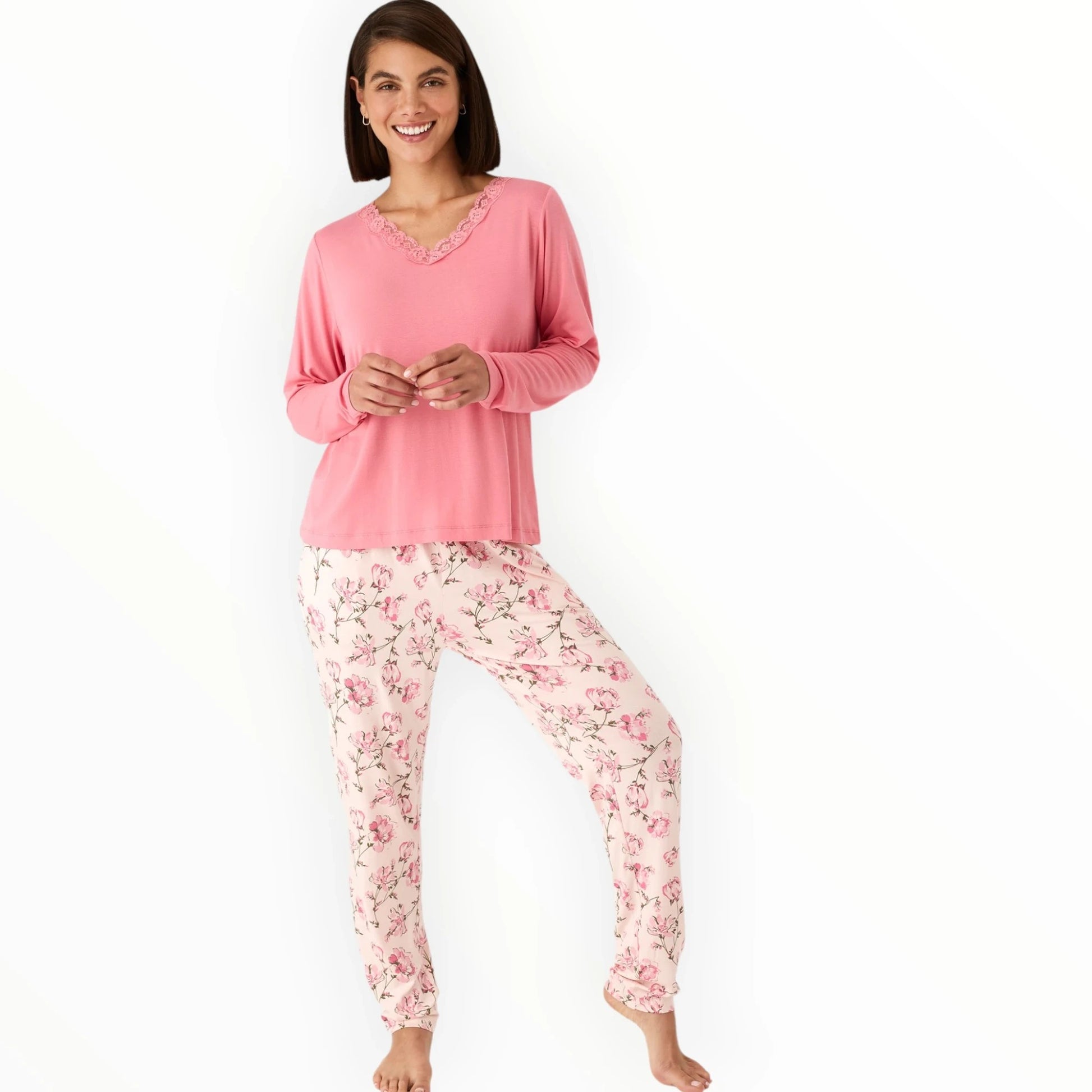 Pierrot Outlet dames pyjamaset met lange mouwen, roze top met V-hals en kanten details, en broek met bloemenprint.