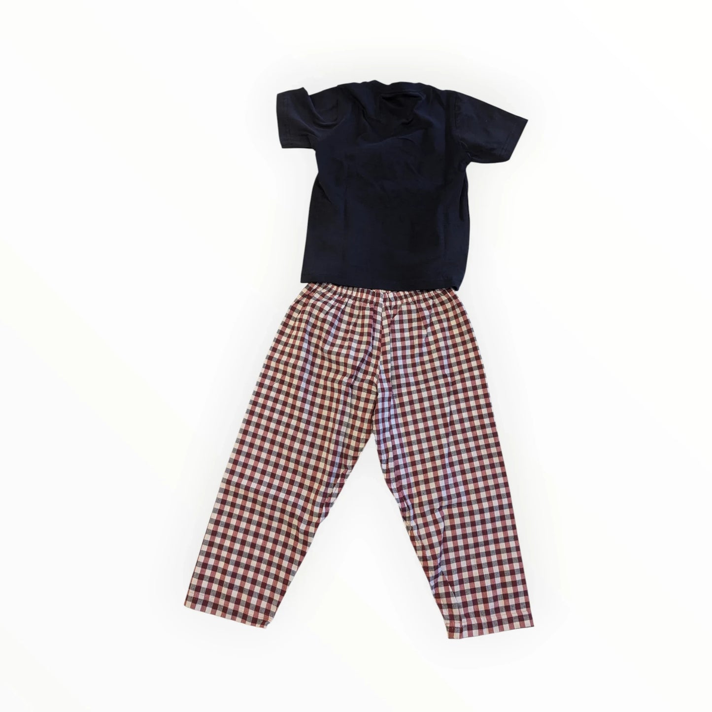 Pierrot Outlet pyjamaset met effen donkerblauw T-shirt en geruite rode/witte broek. Comfortabele nachtkleding set.