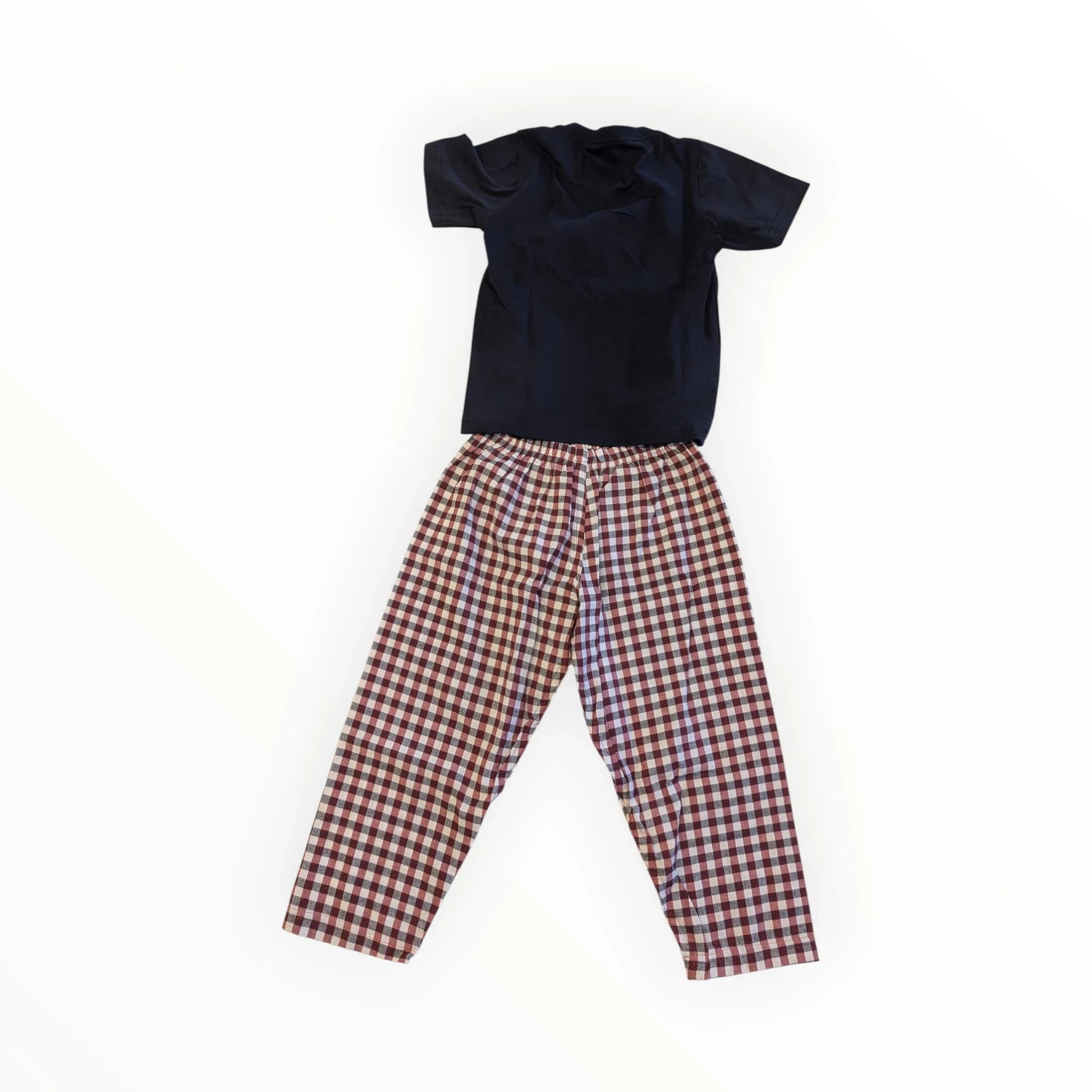 Pierrot Outlet pyjamaset met effen donkerblauw T-shirt en geruite rode/witte broek. Comfortabele nachtkleding set.