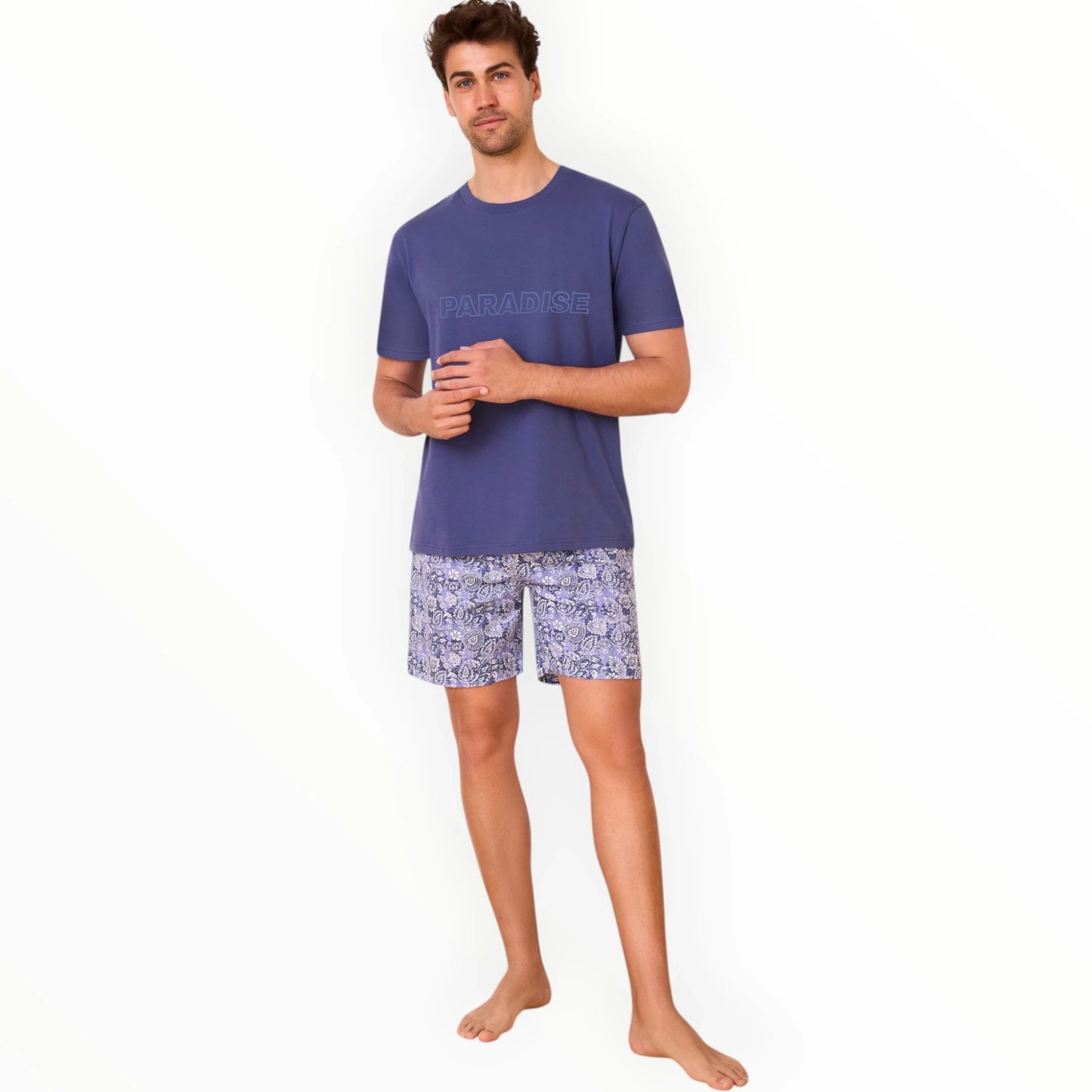 Pierrot Outlet herenset met blauw T-shirt met 'PARADISE' print en short met paisleyprint. Katoen.