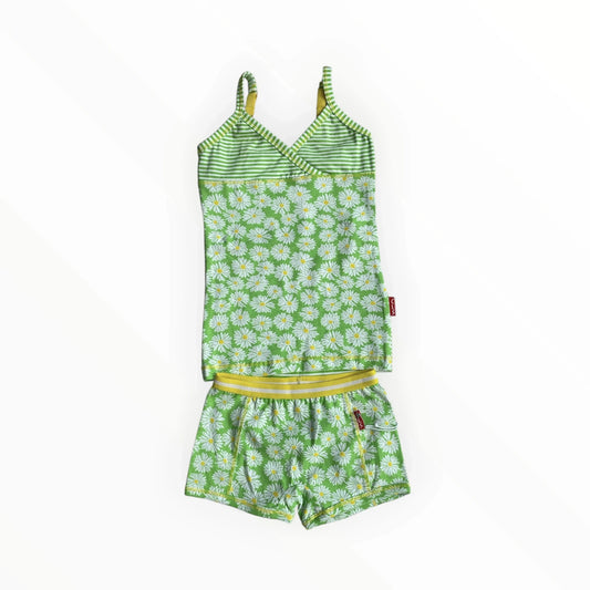 Pierrot Outlet groen pyjamasetje met madeliefjesprint, top met verstelbare bandjes en short met elastische tailleband.