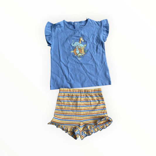 Pierrot Outlet meisjes pyjamaset met korte mouwen en gestreepte shorts. Blauw T-shirt met jungle dierenprint en pofmouwtjes. Gestreepte short met ruches.