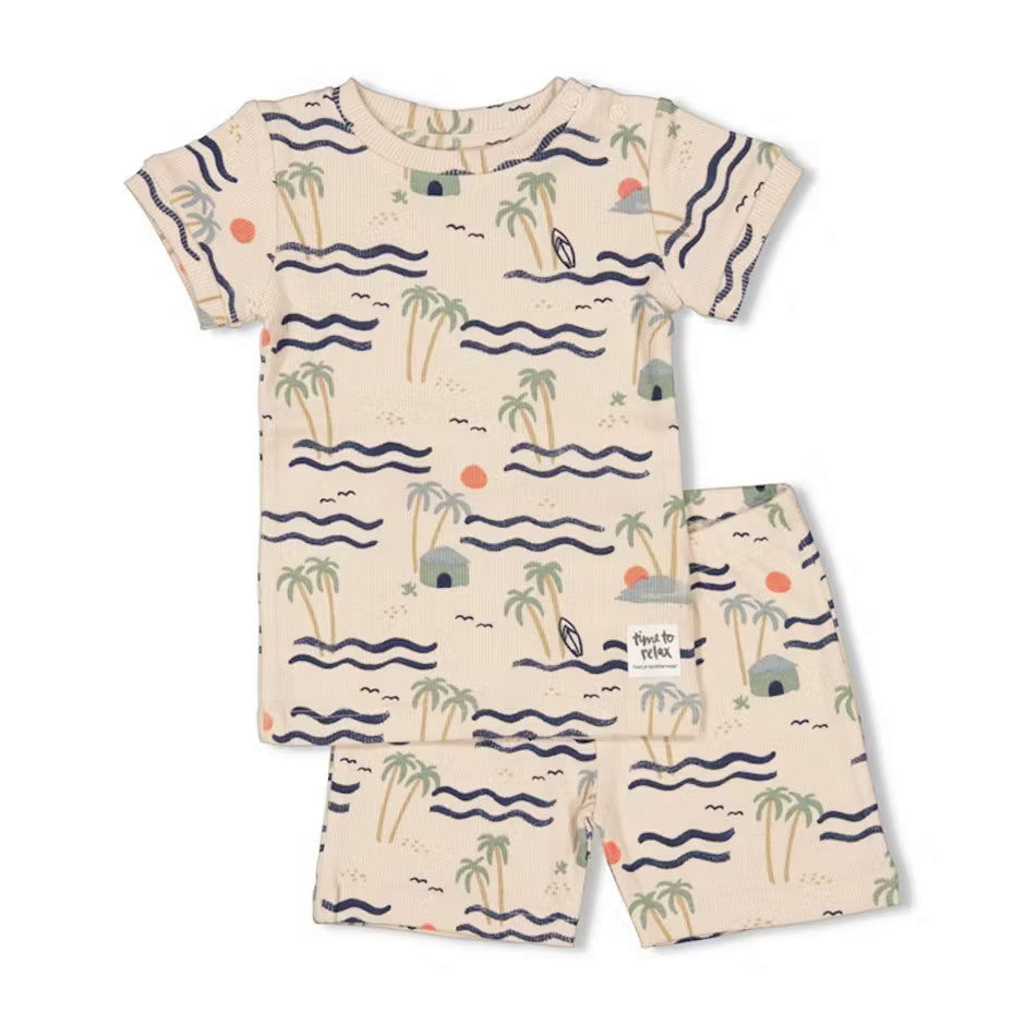 Pierrot Outlet zomer pyjamaset met palmbomenprint, korte mouwen en broek, gemaakt van geribd katoen in crème.