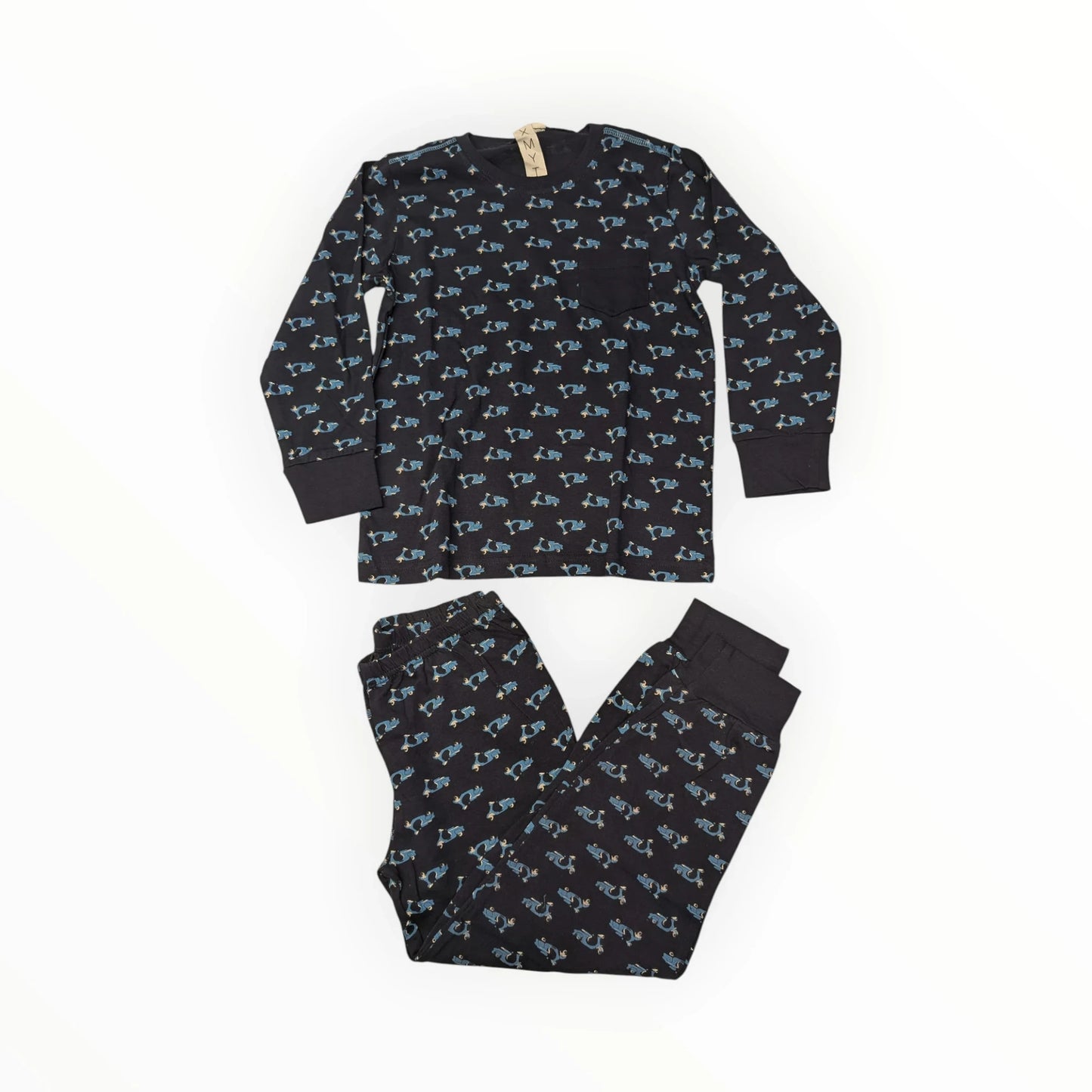 Pierrot Outlet pyjamaset met scooterprint, lange mouwen en lange broek met elastische tailleband. Zwarte stof met all-over print van blauwe en beige scooters.