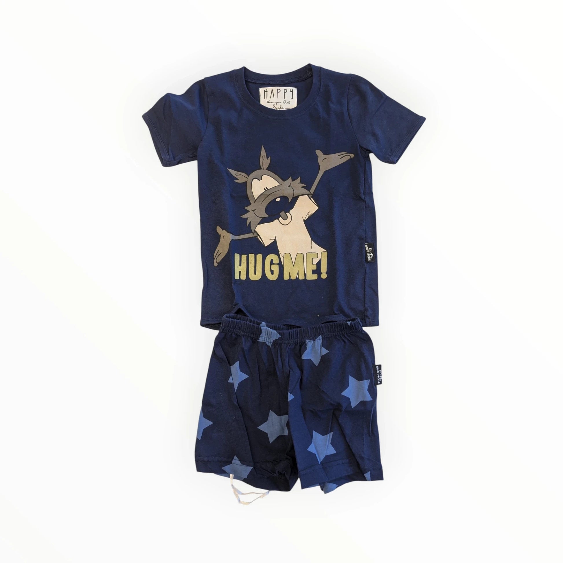 Pierrot Outlet donkerblauw katoenen pyjamaset met wasbeerprint 'HUG ME!' en sterrenshort. Comfortabel en speels.