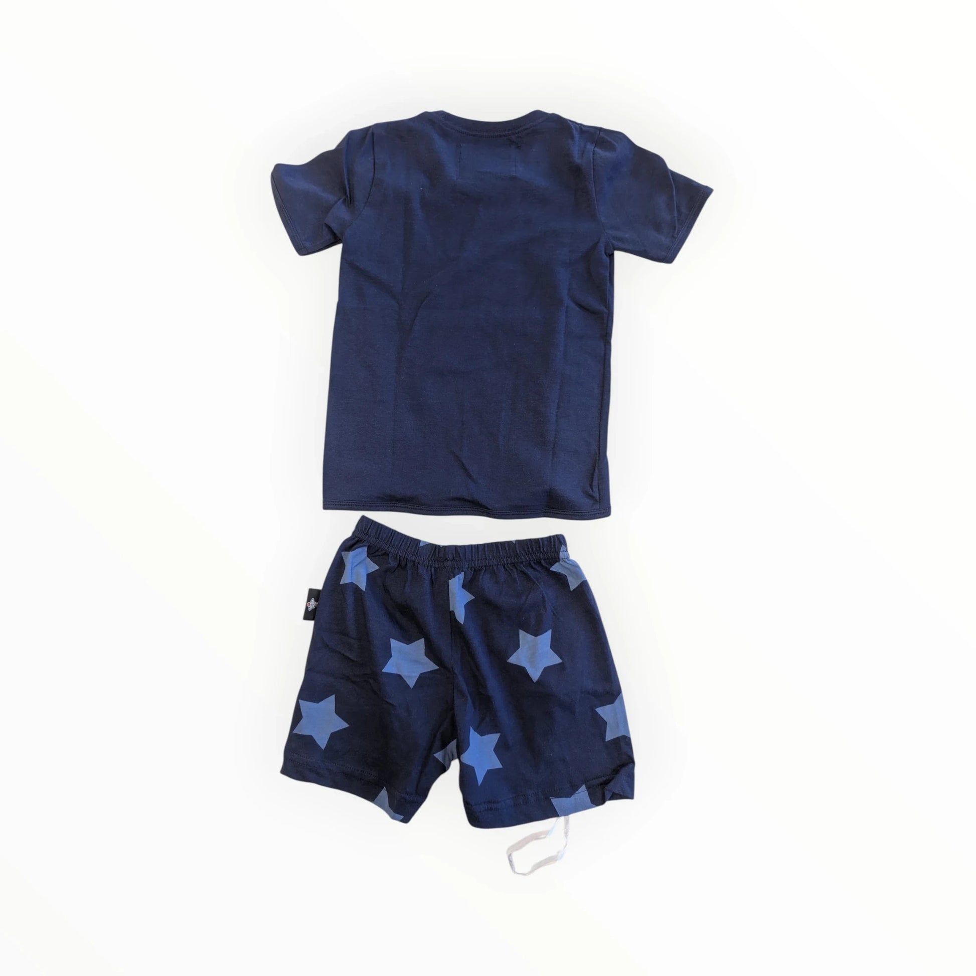 Pierrot Outlet donkerblauw pyjamaset met sterrenprint short en T-shirt met wasbeeropdruk. Gemaakt van katoen.