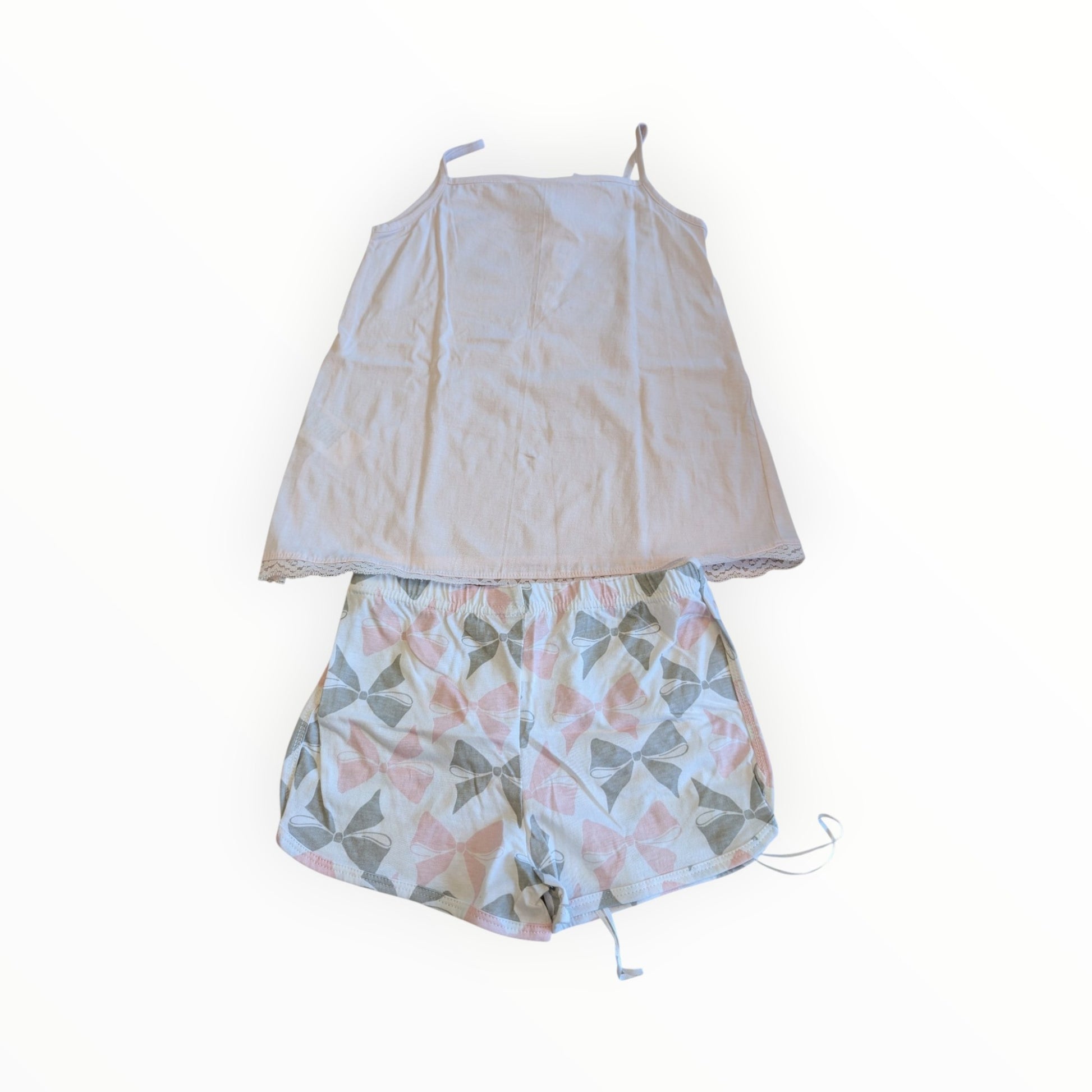 Pierrot Outlet pyjamaset met roze en grijze strikjesprint, bestaande uit een hemdje met kant en een short.