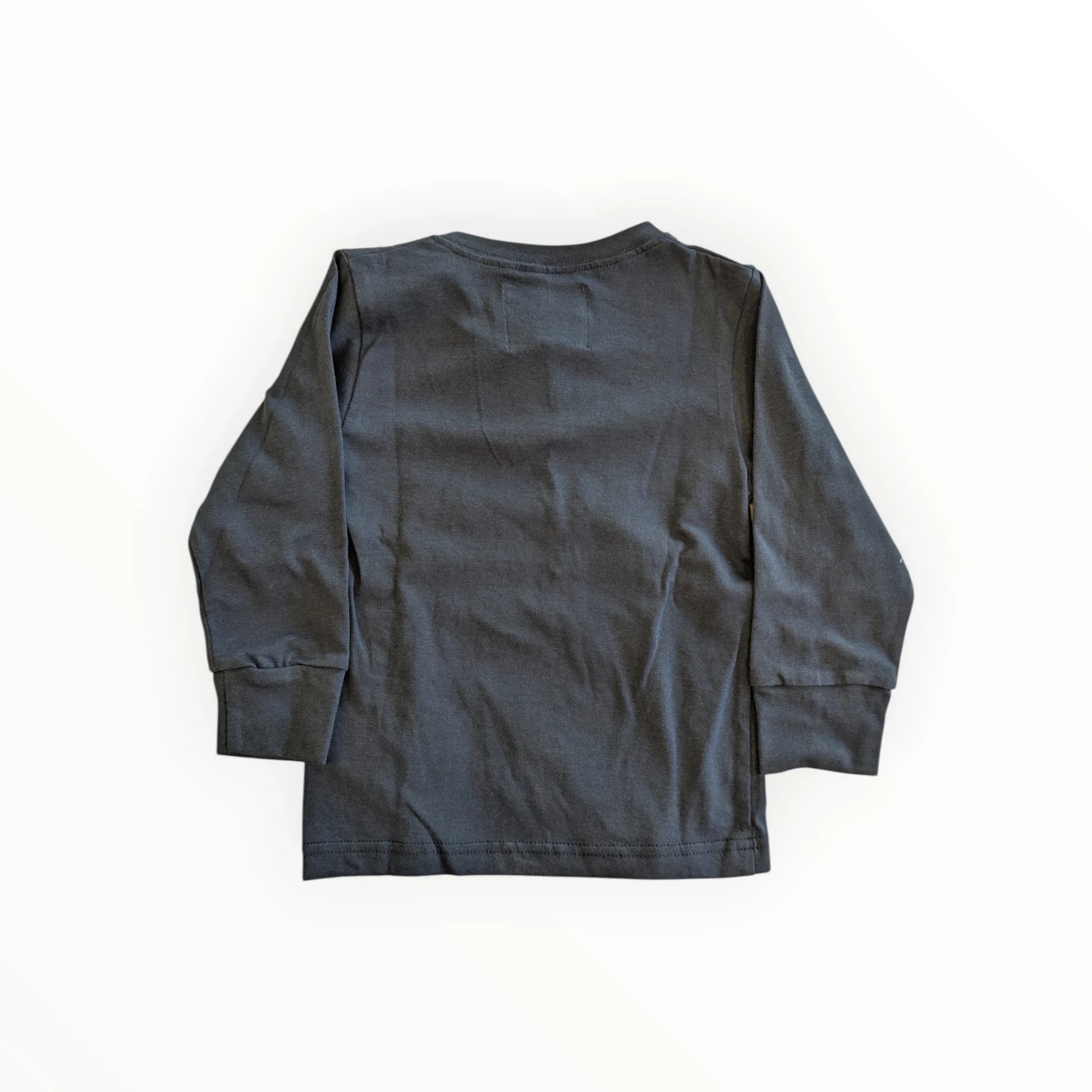 Pierrot Outlet donkergrijs katoenen pyjamashirt met lange mouwen en ronde hals, met een speelse vosprint op de voorkant.