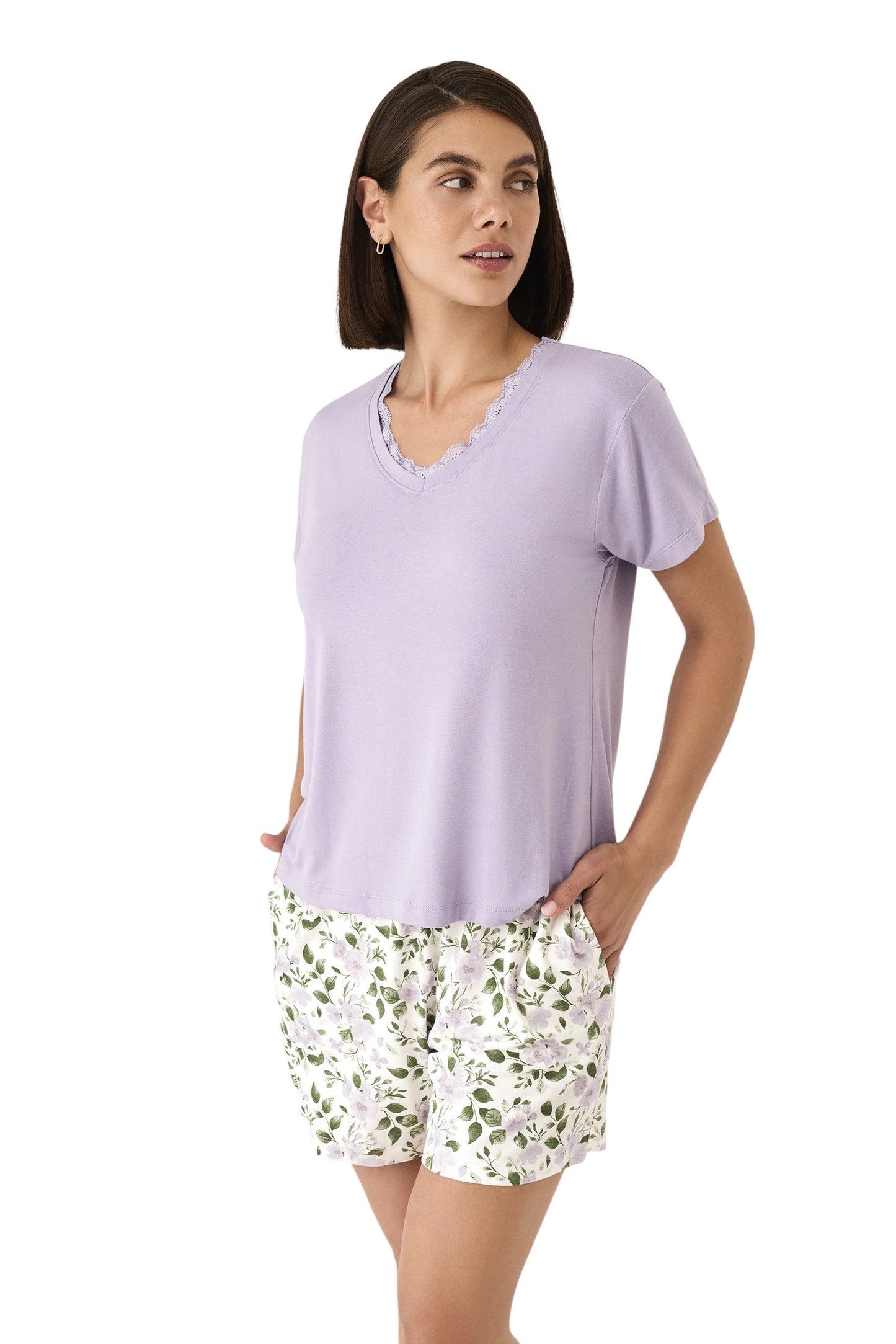 Pierrot Outlet dames pyjamashort met bloemenprint en bijpassend lavendel T-shirt met kanten V-hals.