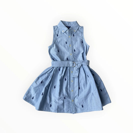 Pierrot Outlet mouwloze lichtblauwe denim jurk van Ralph Lauren met ceintuur en geborduurd polospeler-logo.