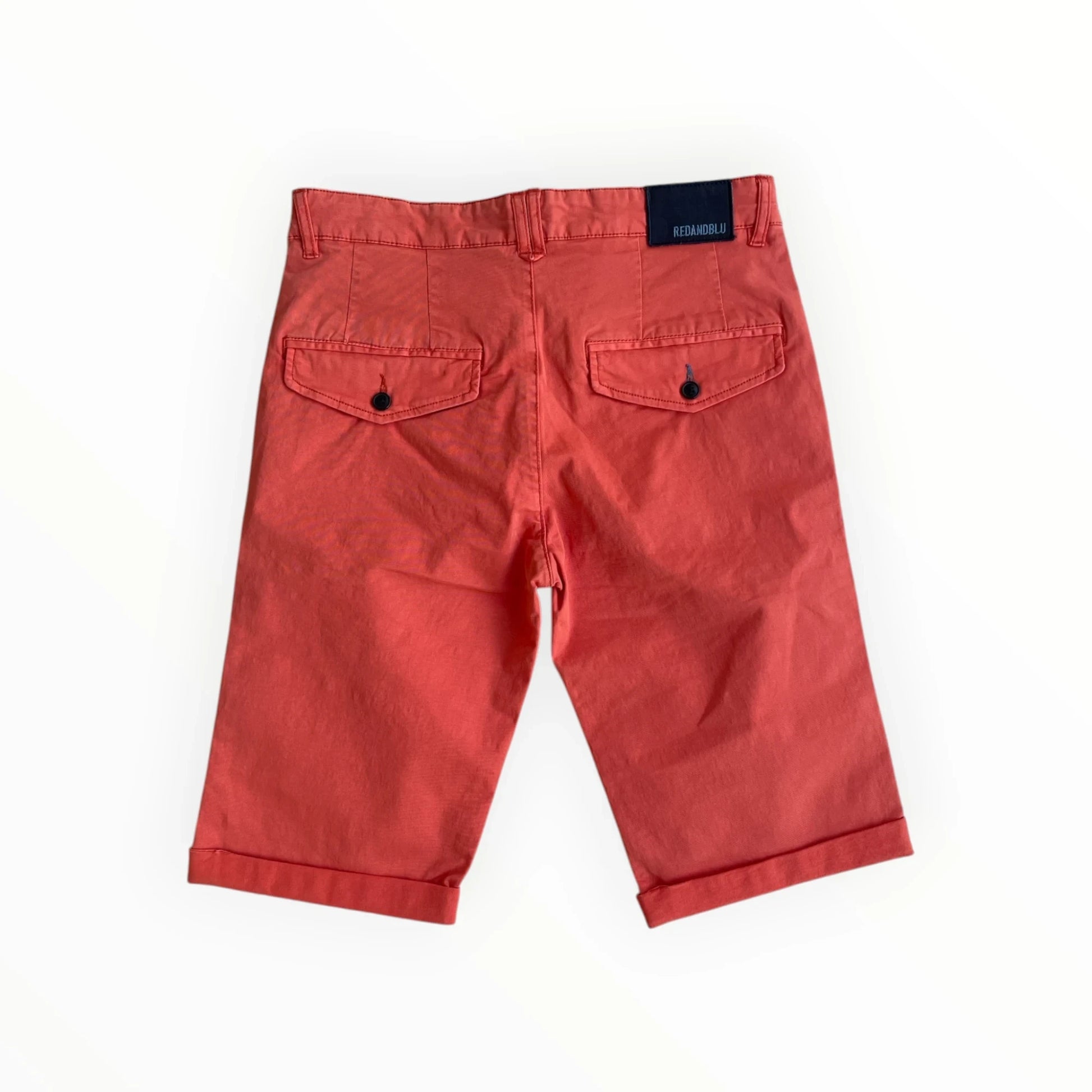 Koraalrode REDANDBLU chino shorts van Pierrot Outlet met achterzakken met knoopsluiting en omgeslagen broekspijpen.