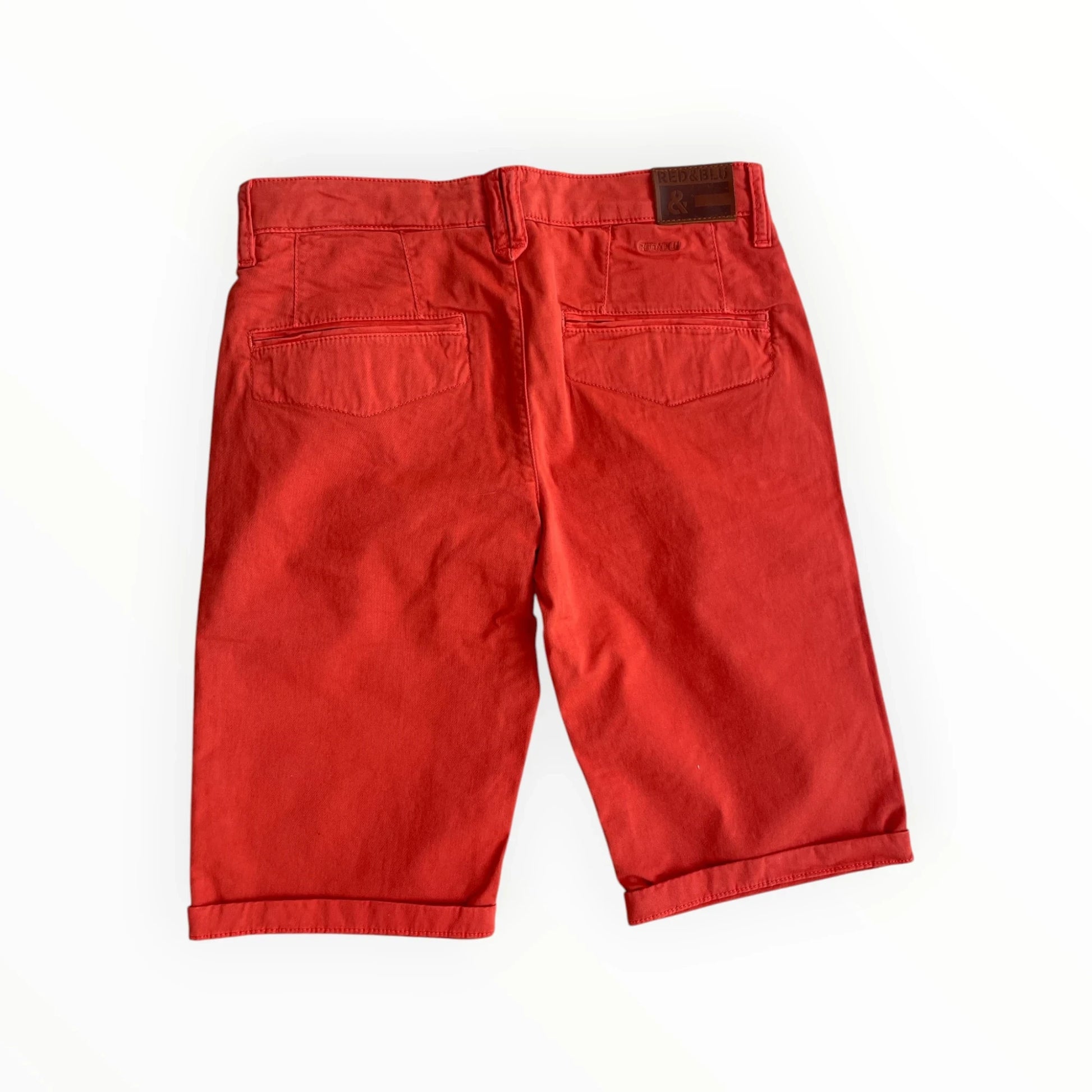 Pierrot Outlet rode katoenen chino shorts met paspelzakken aan de achterzijde en omgeslagen broekspijpen.