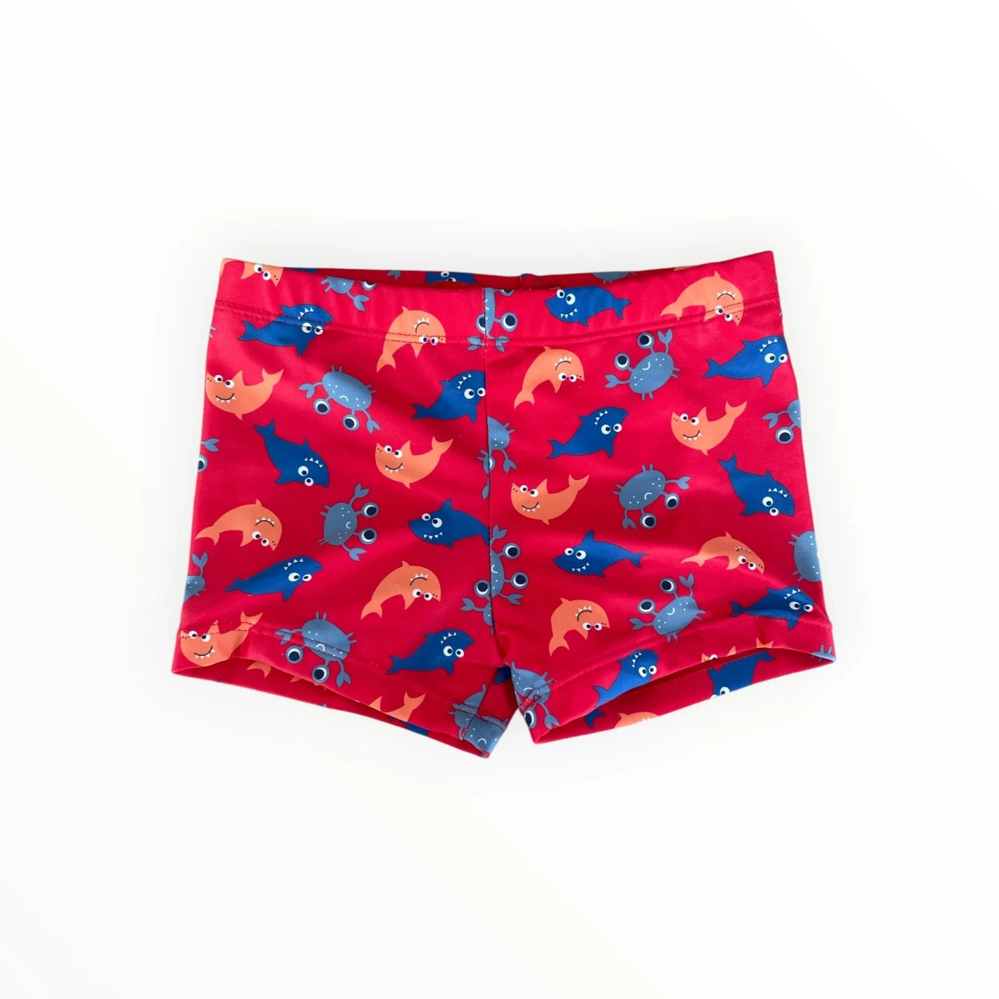 Pierrot Outlet rode kinderzwembroek met vrolijke haaien en krabben print, comfortabel boxer model voor de zomer.