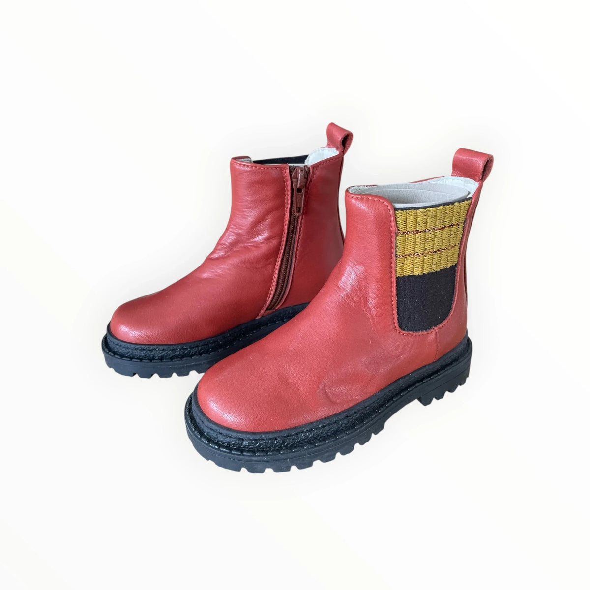 Pierrot Outlet rode leren enkellaarsjes voor kinderen met een zwarte profielzool, ritssluiting en goudkleurig detail.